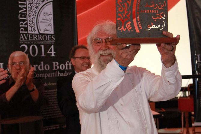 Leonardo Boff recebe o Prêmio Averroes 2014 em evento realizado no Auditório Ibirapuera